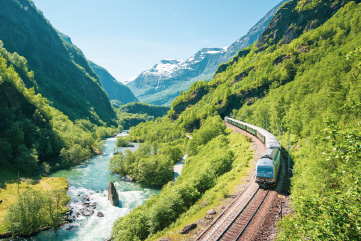 Berre ein knapp 20 minutters kjøretur skil oss frå eit av verdas vakraste togturar!