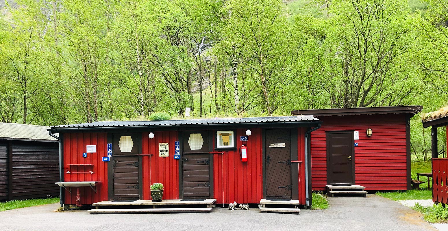 Vårt nyoppussa sanitærannlegg med grei standard. Me tilbyr og vaskemaskin og tørketrommel. Gratis dusj. Døgnåpe.