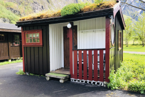 Ein av våre 3-4-manns hytter. Desse hyttene har ein heilt enkel standard med eige kjøkken, dobbeltsenger og/eller køyesenger. Pris pr. døgn: 600 ,-