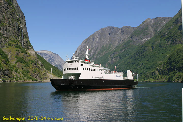 Ta med heile familien, inkludert bilen, på ei fantastisk båtreise på Sognefjorden frå Gudvangen til Kaupanger.