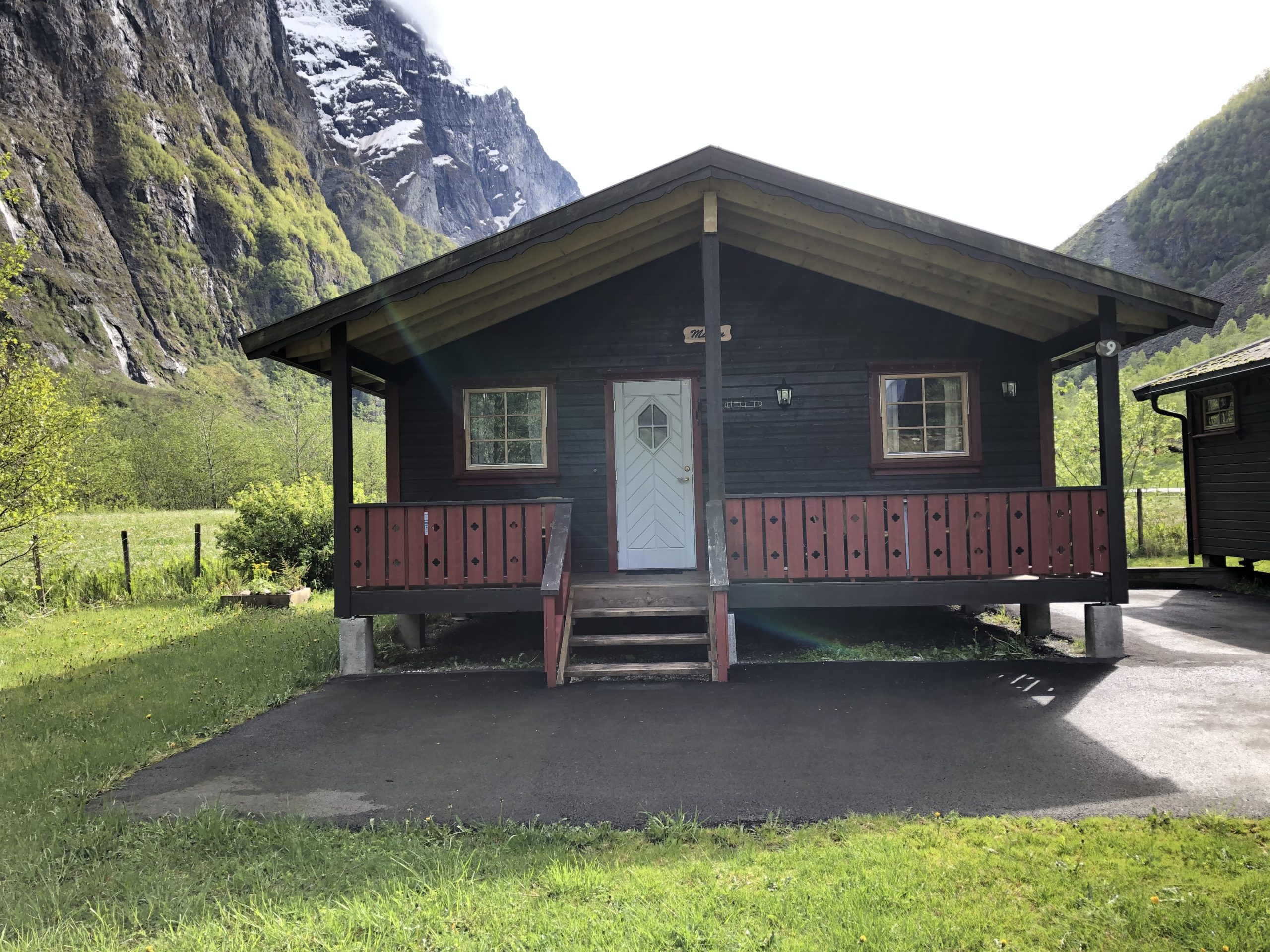 Me har to 6-mannshytter i full standard med eige dusj og WC. Pris pr. døgn: 950-1500 ,-