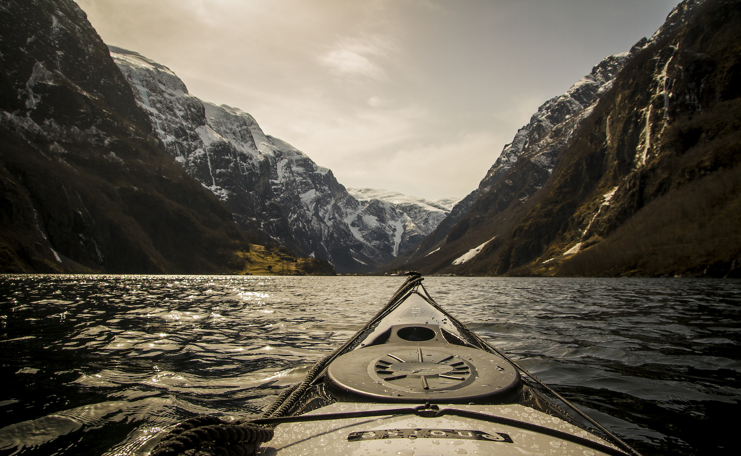 Kom nærare fjorden med ein guida tur i kayakk på Nærøyfjorden!